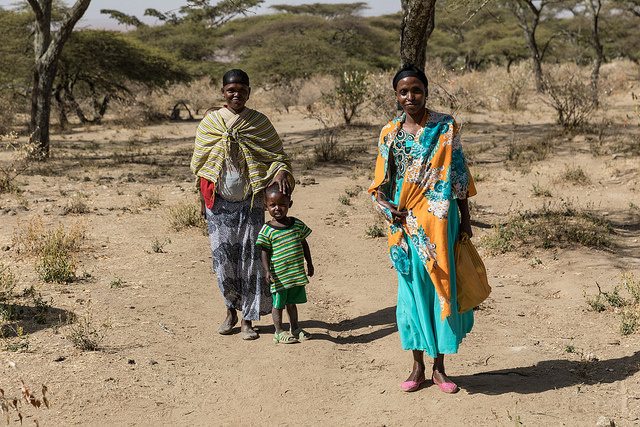 How many people are starving around the world?