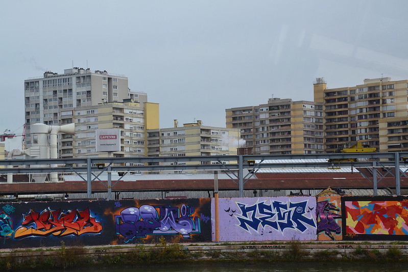 Poverty in France's Banlieues: Organizations Bridging the Divide